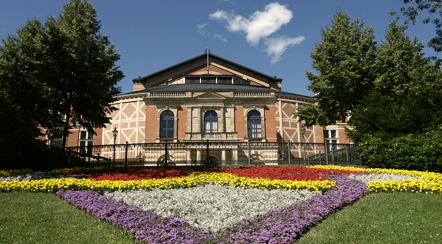 Un documentario sulla storia del Festival di Bayreuth. Christian Thielemann conversa con Wolfgang Wagner disegnando il percorso artistico e culturale di una istituzione mitica che sopravvive e si rinnova nella modernità