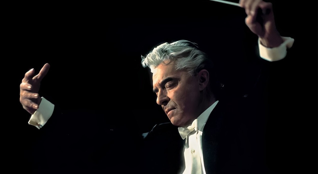 Il direttore d'orchestra Herbert von Karajan esegue la Sinfonia n.1 in do maggiore Op.21 di Ludwig van Beethoven composta nel 1800 - H.von Karajan, dir. - Berliner Philarmoniker (Berlino, 1971)