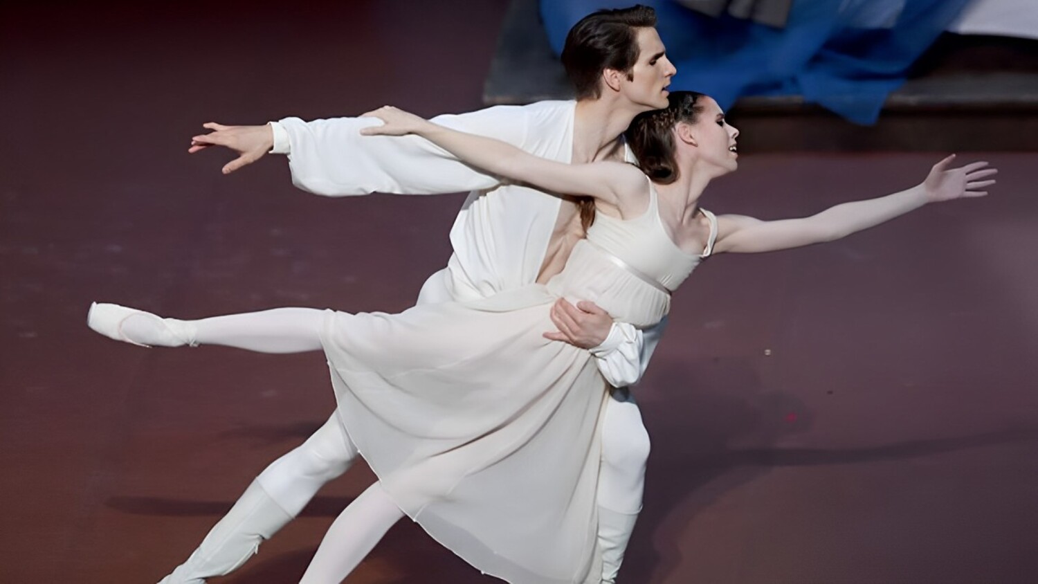 La storia dei due amanti di Verona rivive nel balletto su musiche di Sergej Prokofiev con la coreografia di John Cranko - con E.Badenes, D.Moore - Staatsorchester Stuttgart - J.Tuggle, dir. (Stuttgart Ballett, 2017)
